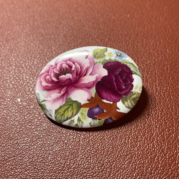 Collection of Four vintage pins. - Picture 4 of 6